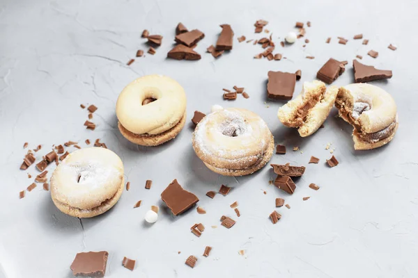 Gri bir arka plan üzerinde çikolata ile tanımlama