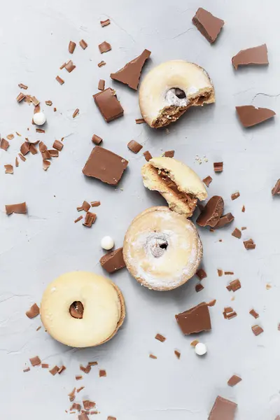 Gri bir arka plan üzerinde çikolata ile tanımlama