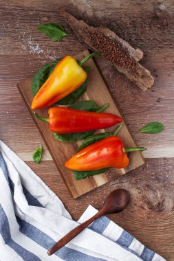 Taze biber ve ahşap bir masa üzerinde otlar