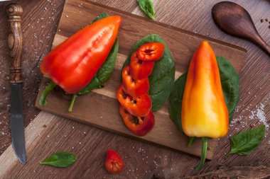 Taze biber ve ahşap bir masa üzerinde otlar