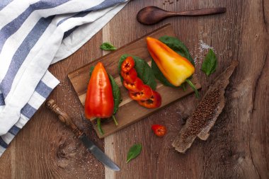 Taze biber ve ahşap bir masa üzerinde otlar