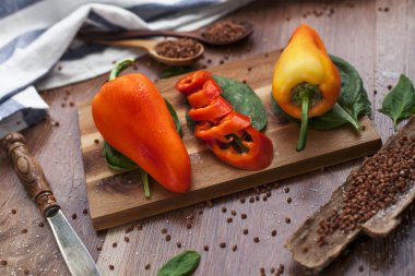 Taze biber ve ahşap bir masa üzerinde otlar