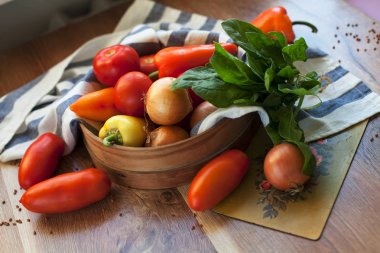 Taze sebze ve otlar ahşap bir masa üzerinde