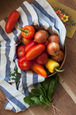 Taze sebze ve otlar ahşap bir masa üzerinde