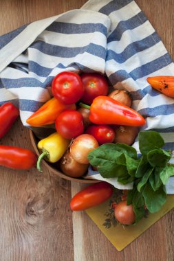 Taze sebze ve otlar ahşap bir masa üzerinde