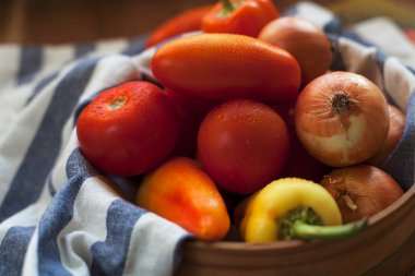 Taze sebze ve otlar ahşap bir masa üzerinde