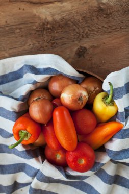 Taze sebze ve otlar ahşap bir masa üzerinde