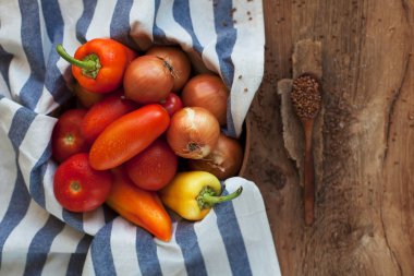 Taze sebze ve otlar ahşap bir masa üzerinde