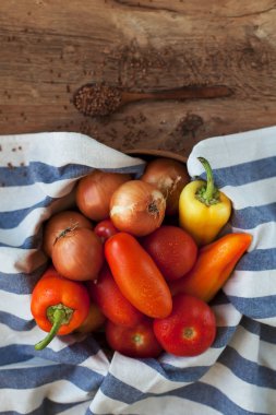 Taze sebze ve otlar ahşap bir masa üzerinde