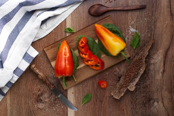 Taze biber ve ahşap bir masa üzerinde otlar