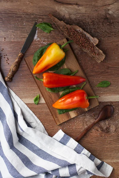 Taze biber ve ahşap bir masa üzerinde otlar