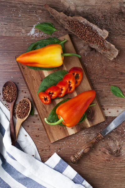 Taze biber ve ahşap bir masa üzerinde otlar