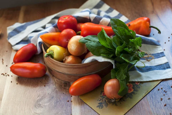 Taze sebze ve otlar ahşap bir masa üzerinde