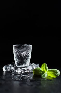 Soğuk buz siyah bir arka plan ile kokteyl