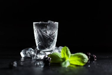 Soğuk buz siyah bir arka plan ile kokteyl