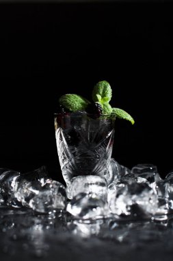 Soğuk buz siyah bir arka plan ile kokteyl