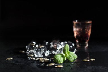 Soğuk buz siyah bir arka plan ile kokteyl