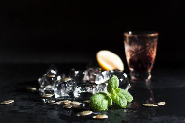 Soğuk buz siyah bir arka plan ile kokteyl