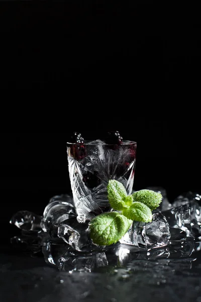Zimny koktajl z lodu na czarnym tle — Zdjęcie stockowe