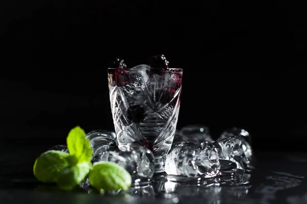 Cocktail freddo con ghiaccio su fondo nero — Foto Stock