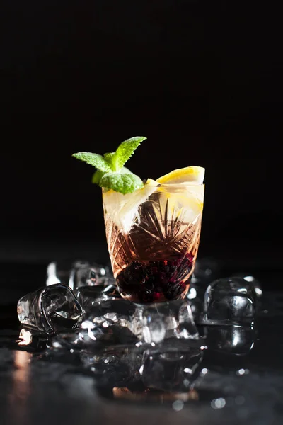 Cocktail froid avec glace sur fond noir — Photo