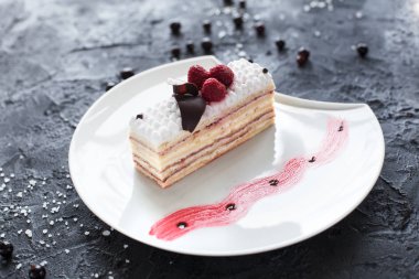 Berry pasta siyah bir zemin üzerine beyaz bir plaka üzerinde