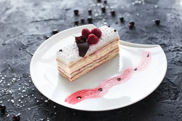 Berry pasta siyah bir zemin üzerine beyaz bir plaka üzerinde