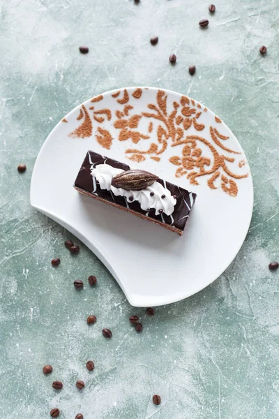 mavi bir arka plan üzerinde beyaz bir tabakta Fındıklı kek