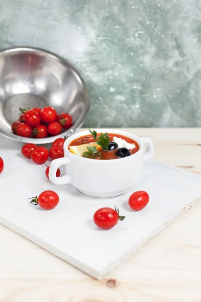 사탕 무 우 수프와 야채, 허브 나무 테이블에 절단 보드에 흰색 그릇에 고기 — 스톡 사진