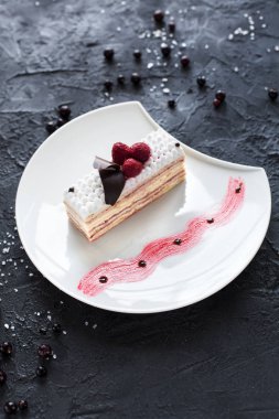 Berry pasta siyah bir zemin üzerine beyaz bir plaka üzerinde