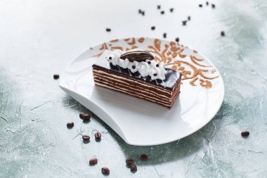 mavi bir arka plan üzerinde beyaz bir tabakta Fındıklı kek