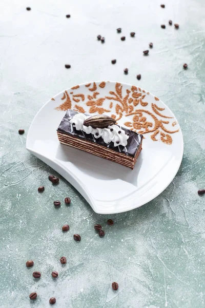 mavi bir arka plan üzerinde beyaz bir tabakta Fındıklı kek