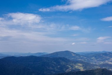 dağlar ve mavi gökyüzü bulutlu