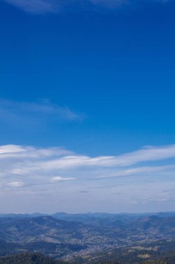 dağlar ve mavi gökyüzü bulutlu