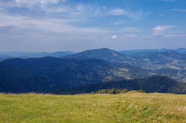 bir arka plan dağlar ve mavi gökyüzü bulutlu sonbahar çimleri kurutulmuş