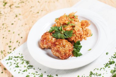 köfte ve ahşap arka plan üzerinde beyaz bir tahta üzerinde beyaz bir tabakta yeşillik ile haşlanmış lahana