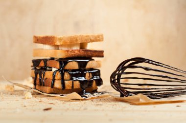 bir muz ve çikolata kurabiye kırıntısı ve corolla çevrili ahşap zemin ile tost