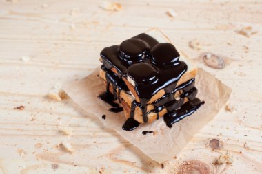 çikolata ile ahşap kesme tahtası ahşap arka plan üzerinde kağıda döktü bir muz ile tost