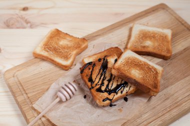 çikolata ile ahşap kesme tahtası ahşap arka plan üzerinde kağıda döktü bir muz ile tost