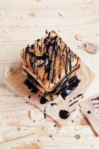 çikolata ile ahşap kesme tahtası ahşap arka plan üzerinde kağıda döktü bir muz ile tost