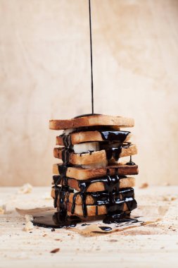 çikolata ile ahşap arka plan üzerinde bir ahşap kesme tahtası üzerinde kağıda döktü bir muz ile tost