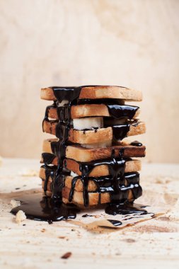 çikolata ile ahşap arka plan üzerinde bir ahşap kesme tahtası üzerinde kağıda döktü bir muz ile tost