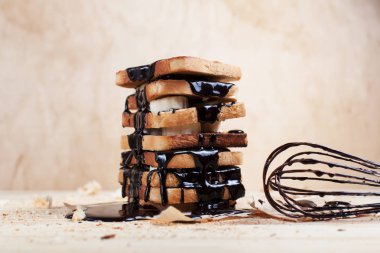 çikolata ile bir çırpma teli ile ahşap arka plan üzerinde bir ahşap kesme tahtası üzerinde kağıda döktü bir muz ile tost