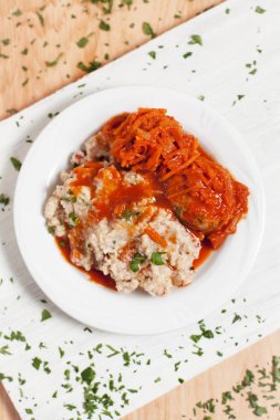 Pearl arpa ile balık sosu hafif ahşap arka plan üzerinde beyaz kesme tahtası üzerinde beyaz bir tabakta altında otlar ile serpilir