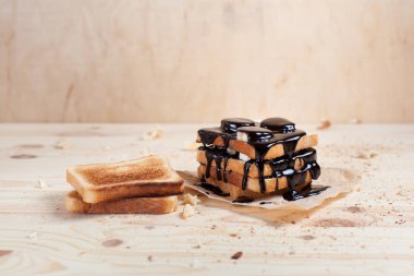 çikolata ile ahşap arka plan üzerinde bir ahşap kesme tahtası üzerinde kağıda döktü bir muz ile tost