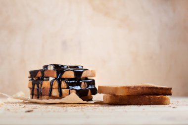çikolata ile ahşap arka plan üzerinde bir ahşap kesme tahtası üzerinde kağıda döktü bir muz ile tost
