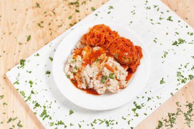 Pearl arpa ile balık sosu hafif ahşap arka plan üzerinde beyaz kesme tahtası üzerinde beyaz bir tabakta altında otlar ile serpilir