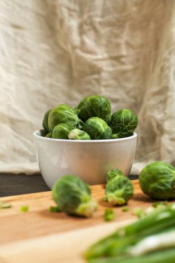 Brüksel lahanası ahşap kesme tahtası koyu ahşap arka plan üzerine bir kase