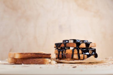 çikolata ile ahşap arka plan üzerinde bir ahşap kesme tahtası üzerinde kağıda döktü bir muz ile tost