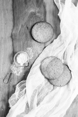 Açık ahşap renkli, yuvarlak bir Amerikan beyaz çerez ile pudra şekeri serpilir